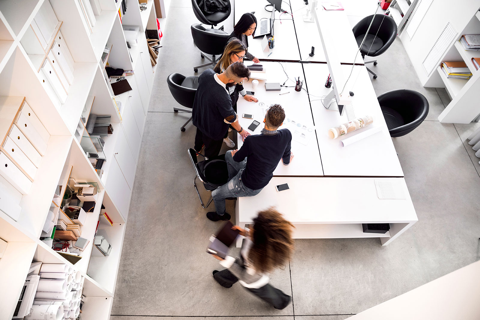 Menschen arbeiten in einem Büro